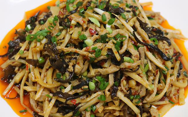 鱼香肉丝怎么做，教你最传统的做法，肉丝滑嫩不粘锅，下酒又下饭