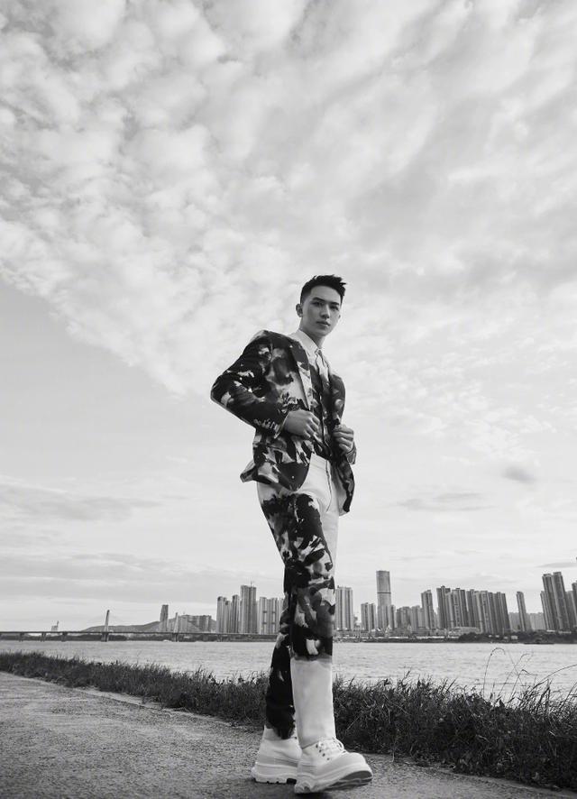 环球网|许魏洲身着印花西服 佩戴墨镜造型炫酷