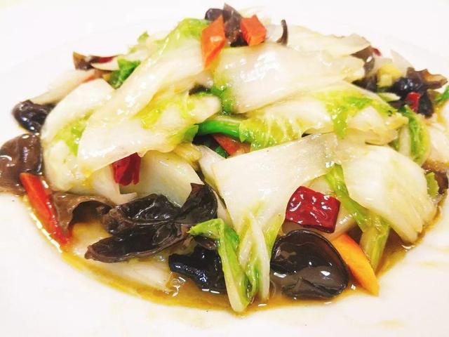 教你营养好吃的蒜苗烩白菜，简单家常又下饭，天冷吃这道菜正好