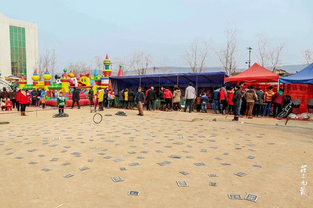 「世界那么大」古镇的古树都长到古宅的房间里了 奇怪的是却名不见经传