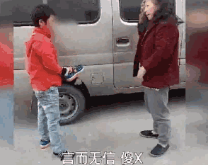 「超级宝妈」“孩子还小不懂事,哄哄就好了”,奶奶话音刚落,就被孩子给踹了