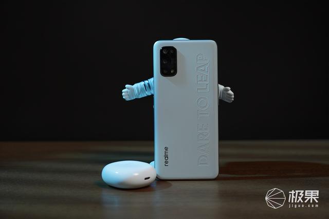 realme Q2 Pro上手玩：素皮材质，售价1599元起