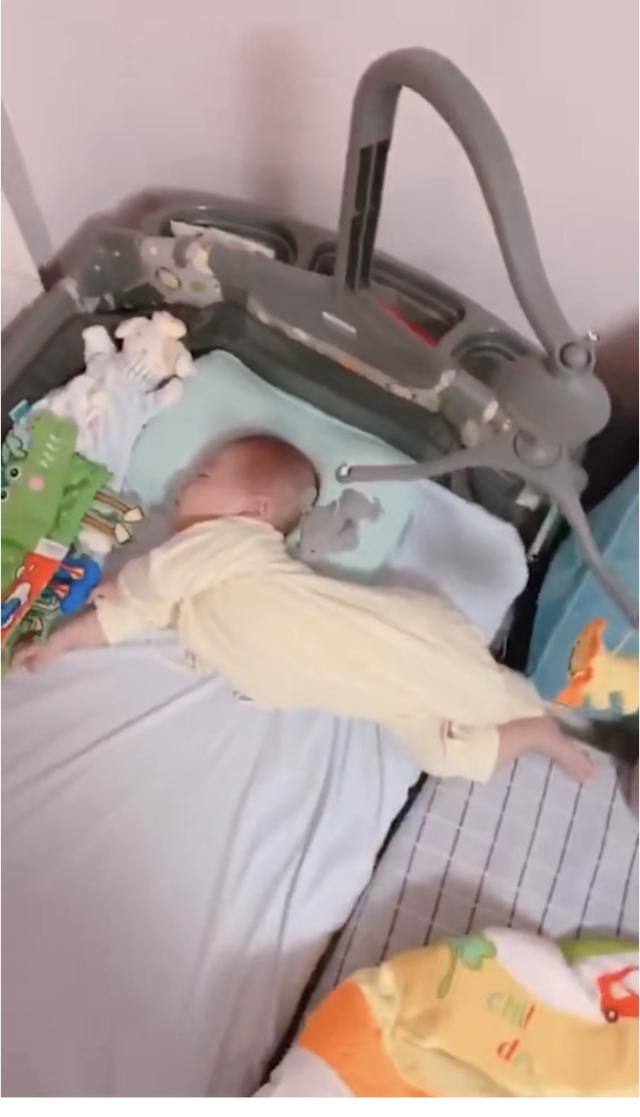 你的育儿经|宝宝奇葩睡姿大比拼，快来看看有没有你家宝宝的同款