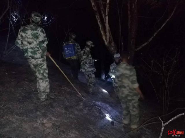「红星新闻」西昌森林火灾直击:2108名扑火人员彻夜值守,清理烟点15个