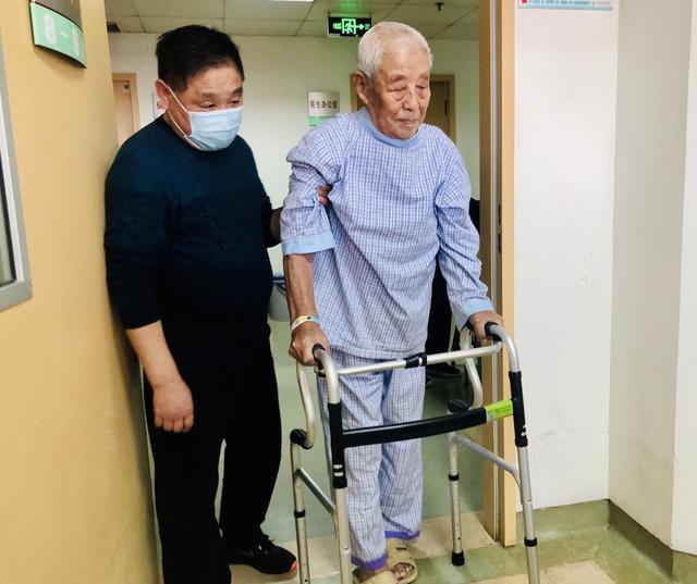 老人|“让老英雄重新站起来”济医附院为95岁老人换关节