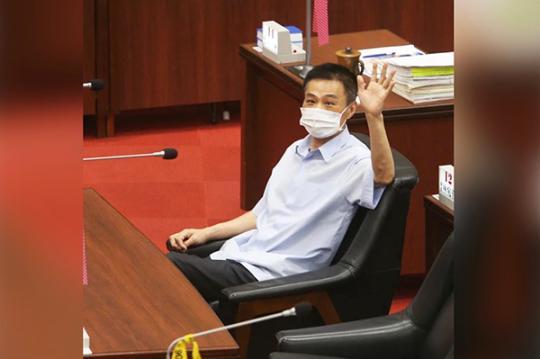 中国新闻网客户端高雄市议长许崑源6日晚间在住处坠楼身亡