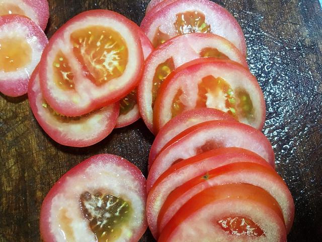 烤土豆味道太单调，搭配番茄和肉末，烤出来更够味