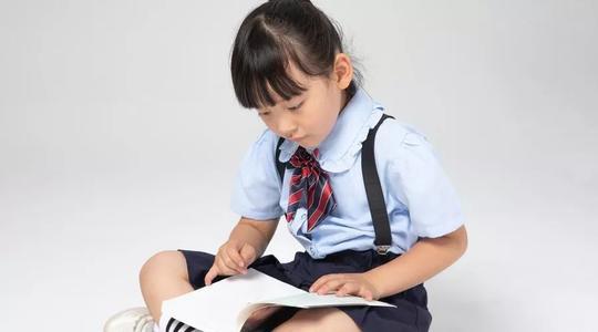 [超级宝妈]日常小事影响孩子一生，家长一定要注意孩子的日常坐姿