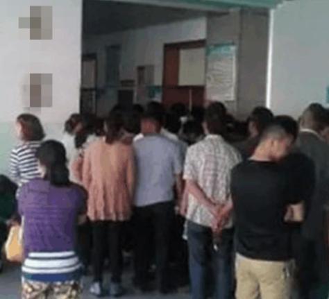 #超级宝妈#26岁产妇顺产，来了14个人陪产，孩子出生后医生才明白怎么回事