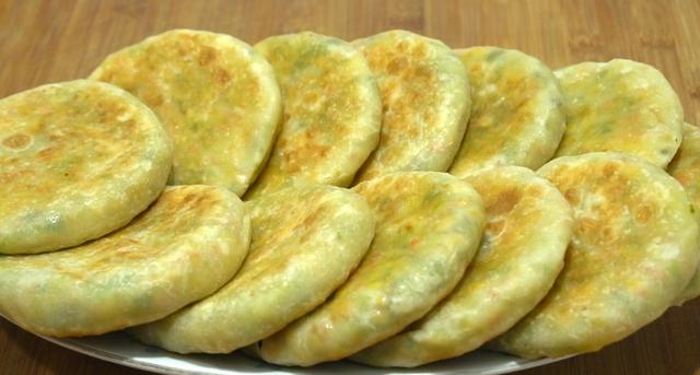 冬天就爱做这锅烙饼，不用发面也软和，薄皮大馅，一次至少吃5张