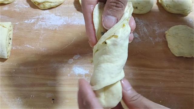 玉米面饼这样做，加多一种材料，口感丰富，吃着蓬松柔软，真香