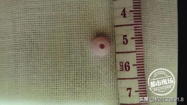 「你的育儿经」3岁女童不断挖鼻孔，妈妈从她嘴里掏出了这个