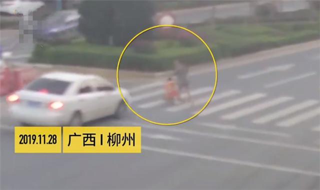 「超级宝妈」每天约有50名儿童死于交通事故，一个动作决定孩子生死