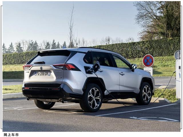 丰田RAV4“换标”铃木全新SUV，搭2.5升插混，内饰配悬浮中控屏