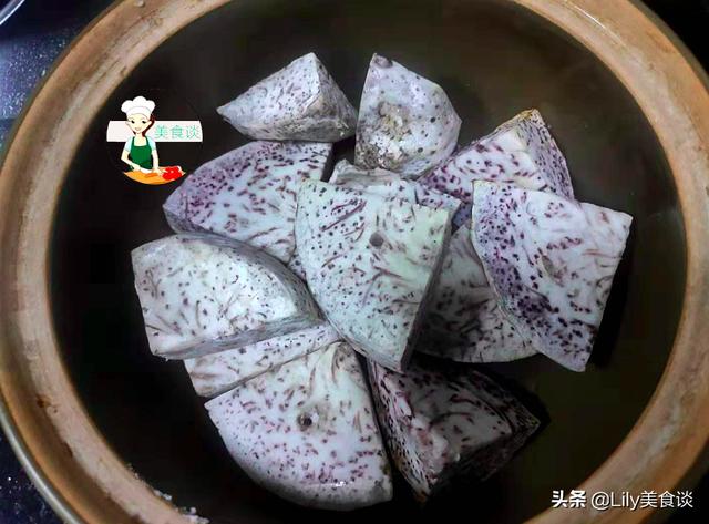 鱼头芋头煲此做法，鲜美滋补，营养高热量足，冷天吃它暖胃又暖身