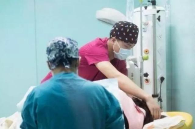 「你的育儿经」产妇顺产时,不小心在产床上解决“生理需求”,医生却夸做得好