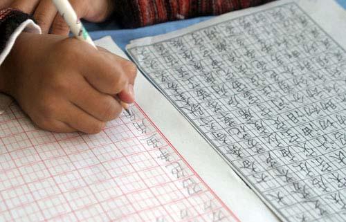 「超级宝妈」小男孩“印刷式”字体火了，网友们不禁纷纷感慨：自愧不如