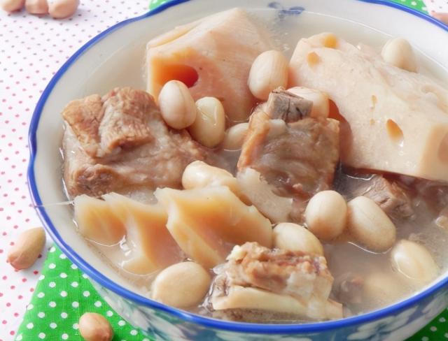 炖莲藕汤为啥总发黑？大厨教我1招技巧，莲藕鲜香软烂，色泽白净