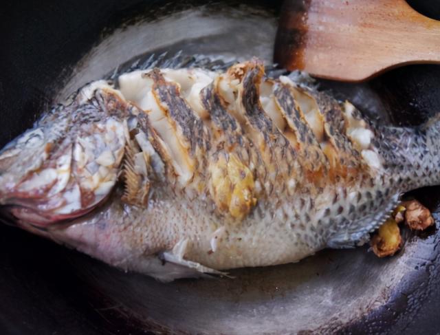 煎鱼时，别直接下锅，多加这1个步骤，鱼皮不破不粘锅，更完整