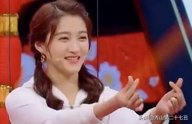 [9号放映厅]关晓彤突然被“吊”起来，被吓到立马喊一个名字，网友：被酸到了