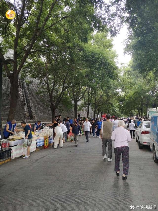 「旅行柚子君」想来体验古城烟火气吗？顺城巷早市，够西安，够烟火~