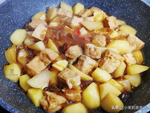 天冷炖菜少不了，2样素菜一起炖，多加一种调味料，出锅比肉还香