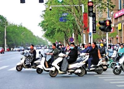 郑州交警解释电动车骑乘新规 骑电动车违规,会被"天眼