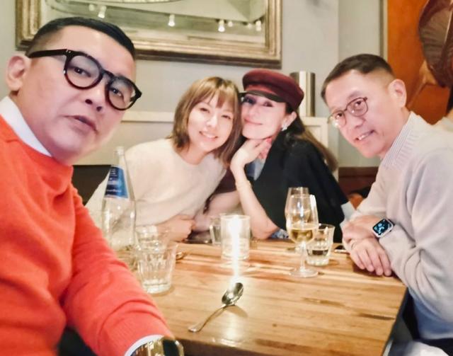 老猫念诗|许晋亨获9岁儿子献吻,50岁李嘉欣在旁手拿香槟如人生赢家