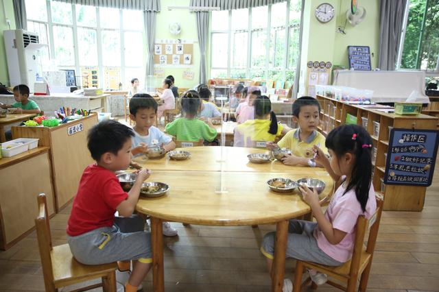 你的育儿经|看！南山区幼儿园门前全是口罩都遮不住的笑脸~