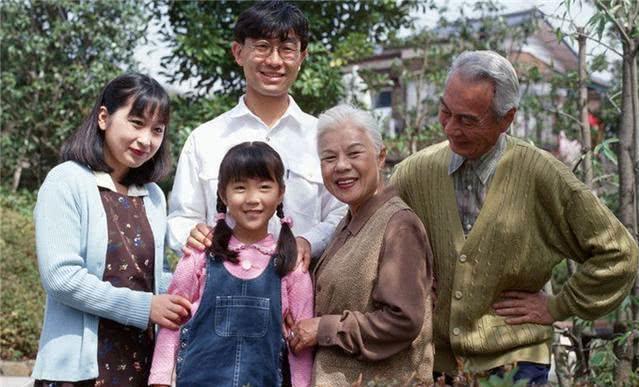 『超级宝妈』隔代遗传有多神奇?孩子虽然是亲生的,长相却被爷爷奶奶“截胡”