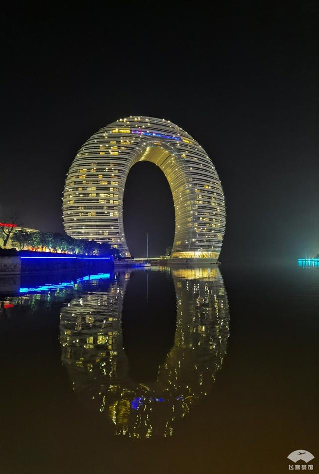 #旅行柚子君#入住外号“马桶圈”的五星酒店，因造型奇特成为地标，内部挺豪奢