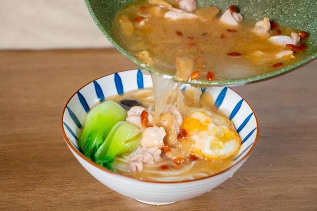 降温吃它温补又舒坦！两种油煮一碗面，鲜香浓郁超