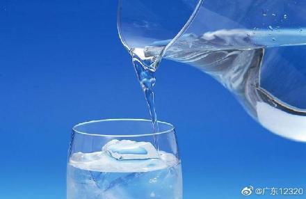 尿液|如何判断自己喝水够不够？