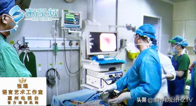 超级宝妈▲3岁小孩误吞纽扣电池 2小时食道已被腐蚀烧黑