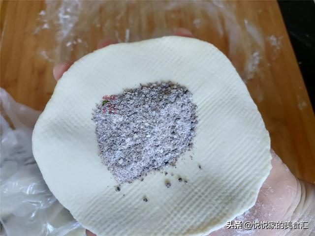 孩子爱吃软饼，搅一搅就能做，3分钟烙一锅，柔软筋道糖汁不乱淌