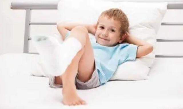 【你的育儿经】孩子脚踝意外扭伤不要慌,姚大夫教你怎样应急处理?