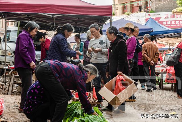 江西人最熟悉的赴圩场面,赣州的乡村集市人多热闹,记忆中的乡愁