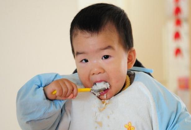 快乐向前冲|育儿专家：孩子6岁之前，4种食物别喂，伤娃脾胃，家长要重视