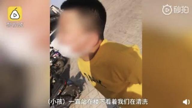 快乐向前冲|熊孩子高空泼墨，网友却盛赞其父母：教得好