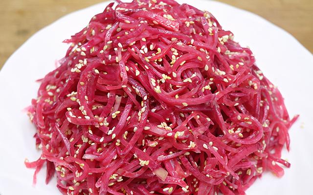 冬季宁可不吃肉，也要多吃这道菜，凉拌萝卜丝，解腻清爽营养好