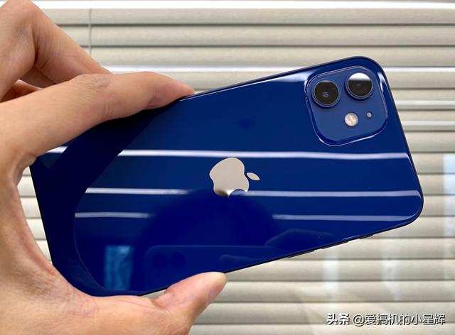 李楠吐槽iPhone12蓝色版本难看，金色和绿色都比它好看