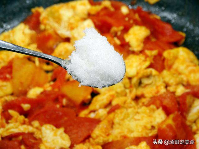 炒西红柿鸡蛋，先炒鸡蛋还是西红柿？顺序弄错了，营养味道差不少