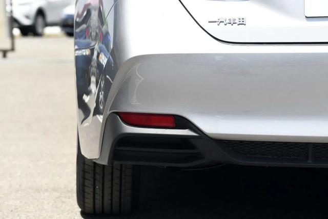 花了1万买手机，还得自购充电头？其实你买车的时候早经历过了