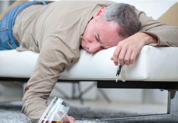 年纪轻轻就得肝癌？医生：或与这几个因素有关，要尽量避免