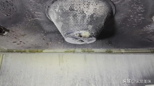 家中抽油烟机脏了难清洗？学会以下3招，油烟机几分钟内干净如新