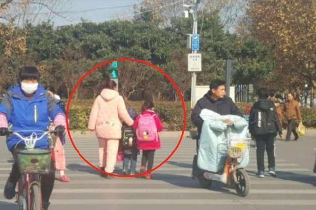 最爱笑的人|接娃放学的“睡衣妈妈”们,方便了自己,却伤害了孩子的自尊