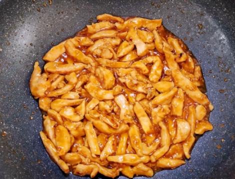 鸡胸肉做成糖醋味，酸酸甜甜，特别适合小朋友