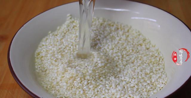 年夜饭，送大家一道“红糖糯米”，香甜软糯，比八宝饭还要好吃