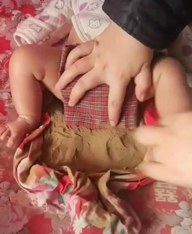 「超级宝妈」宝妈发明节约纸尿裤的“新”方法，发图炫耀。网友：穷可以不生