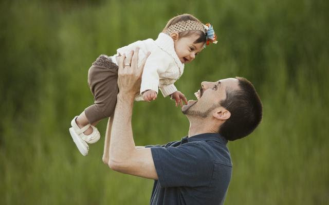 带娃最合适的人选不是妈？调查显示：这个人才是让娃变聪明的关键